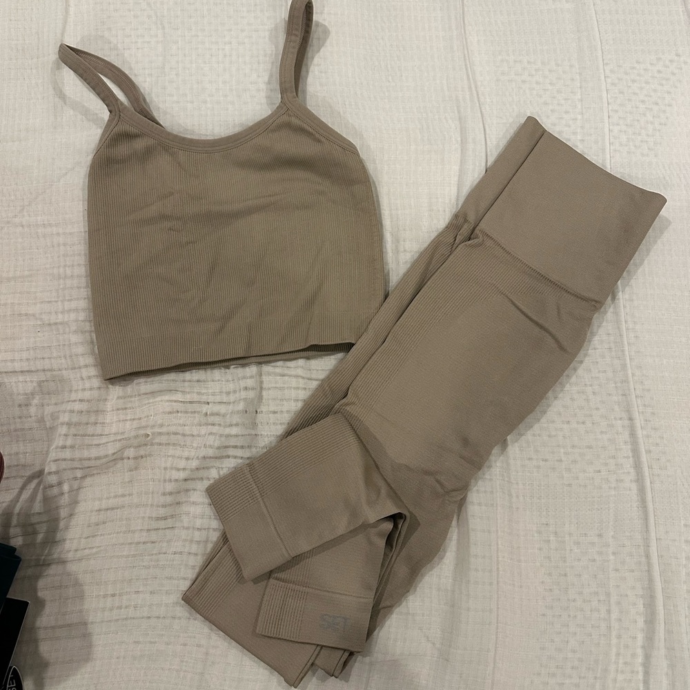Setactive sculptflex legging and bra set in sand